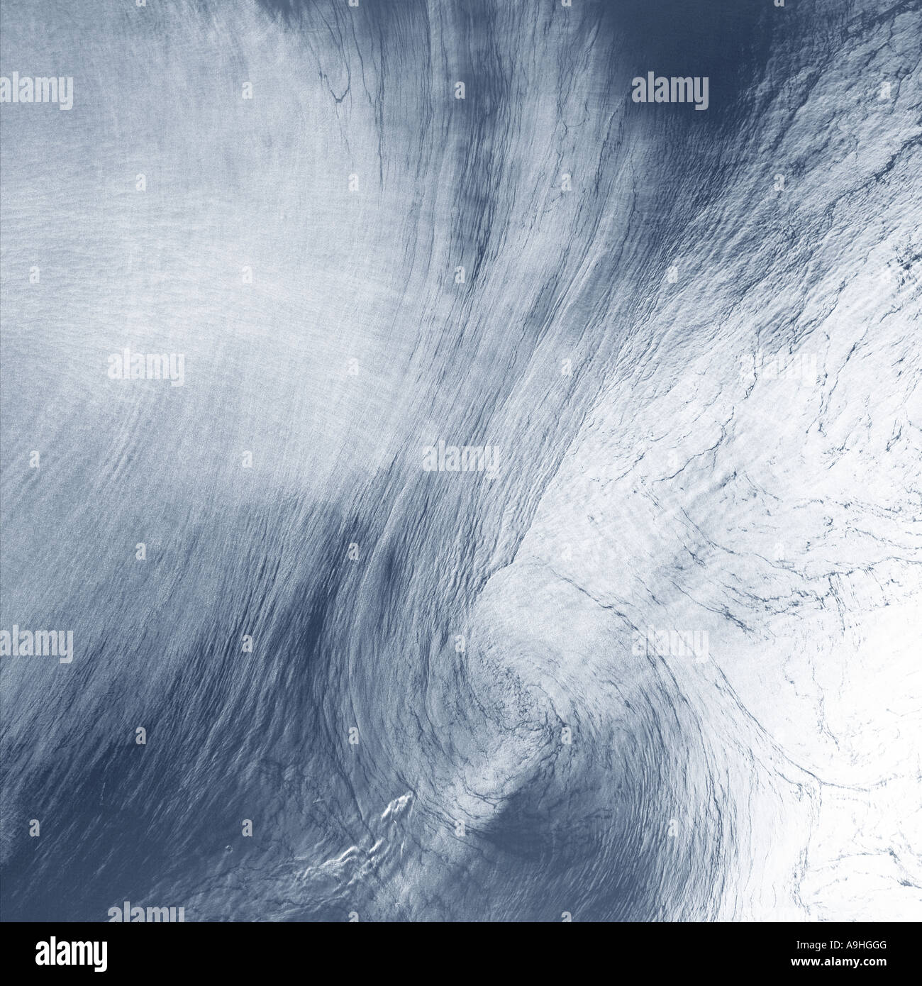 Eine riesiger Whirlpool Wolke wirbelt über dem Meer zwischen Spanien und Marokko wie vom Weltraum aus gesehen Stockfoto