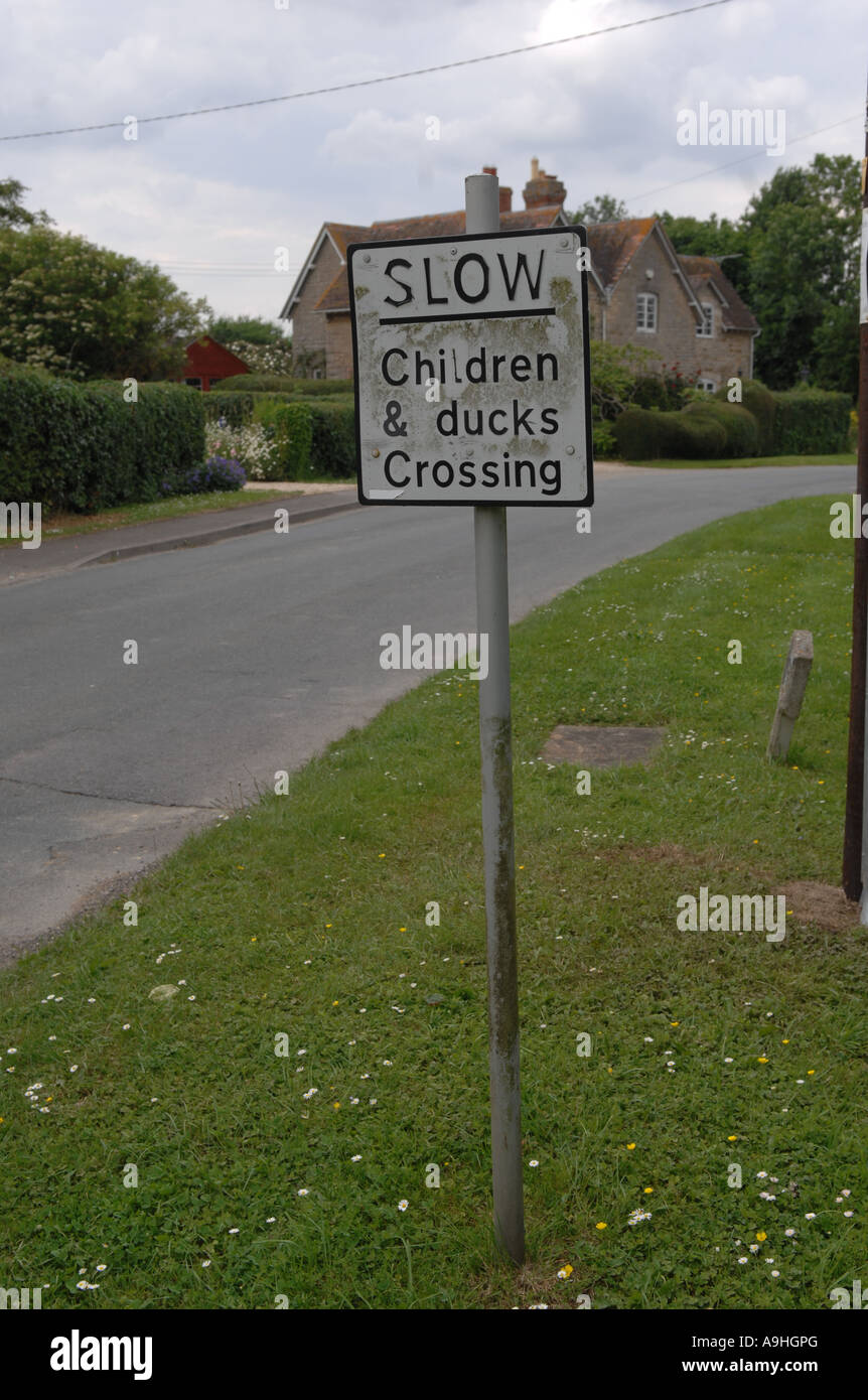 eine langsame Kinder und Enten Kreuzung zu unterzeichnen, in dem kleinen Dorf von Süden Leigh in West Oxfordshire UK Stockfoto