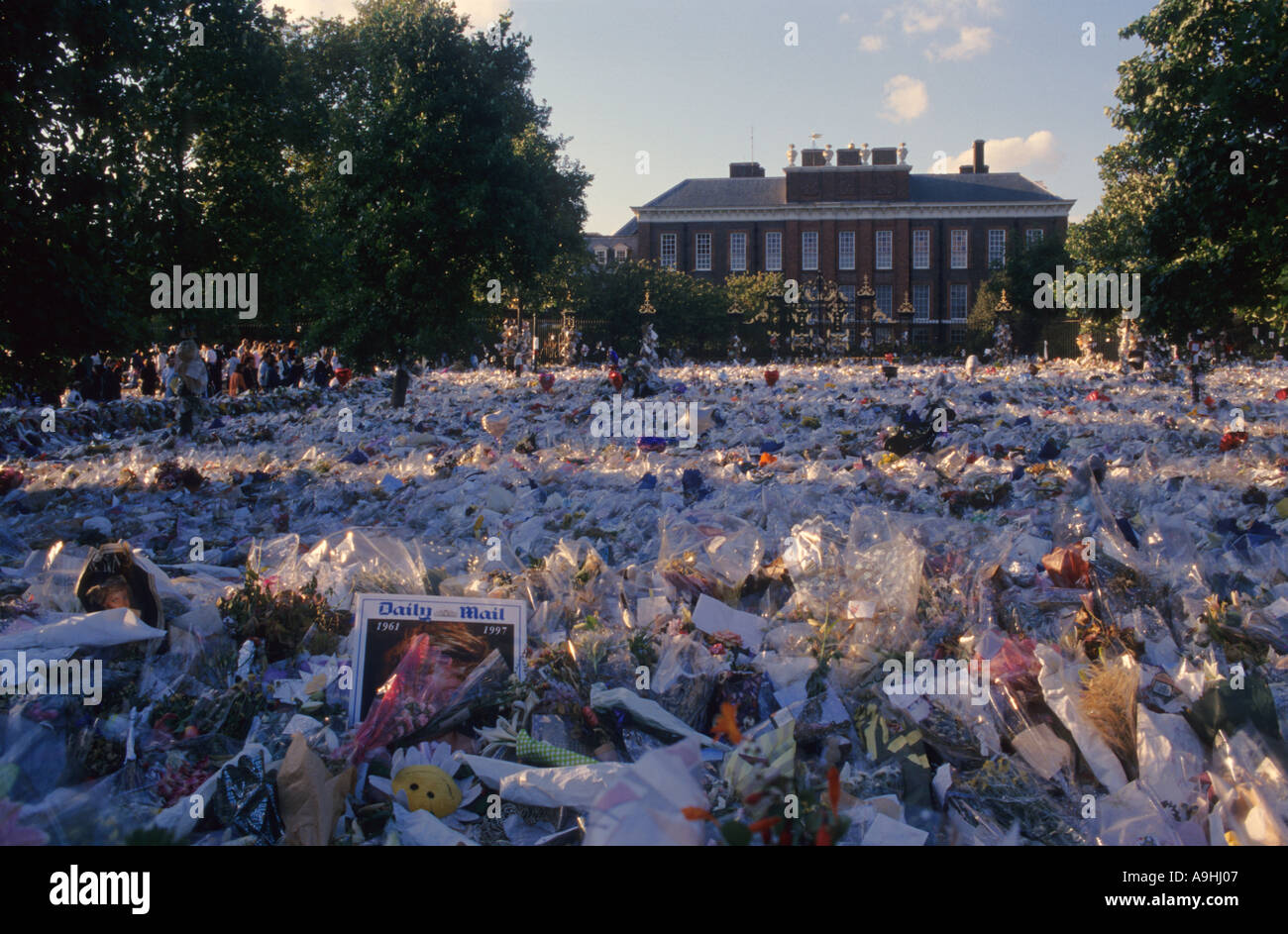 Prinzessin Diana Flowers außerhalb Kensington Palace nach ihrem Tod im August 1997 Stockfoto