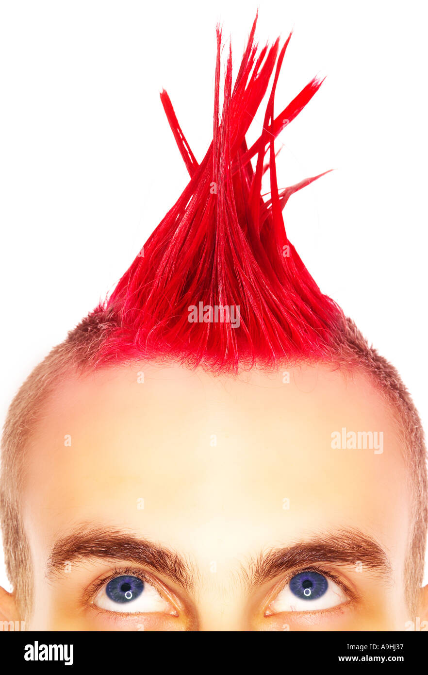 Punk-Rocker mit roten Irokesenschnitt, die auf der Suche nach oben Stockfoto