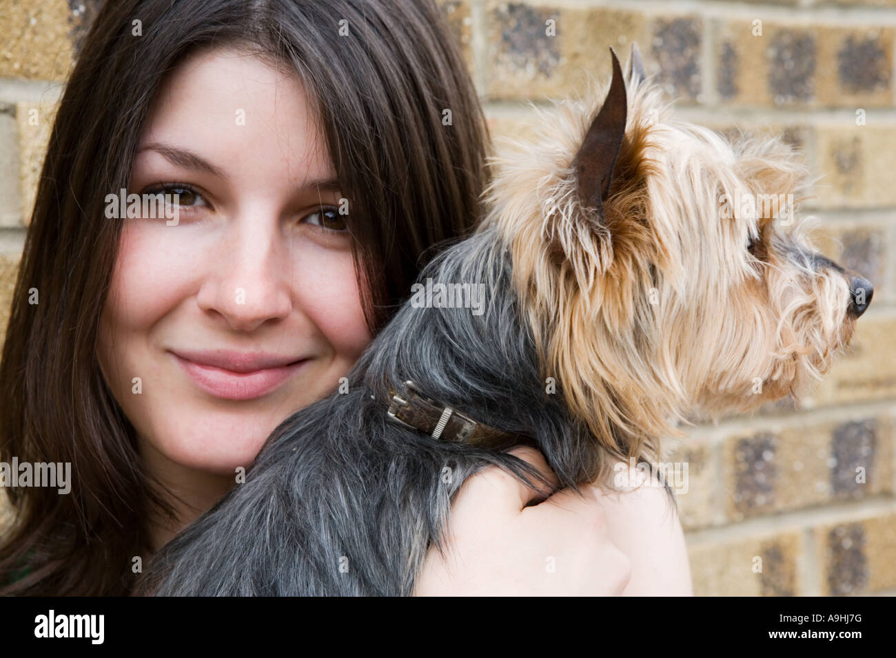 Mädchen mit ihrem kleinen Hund Stockfoto