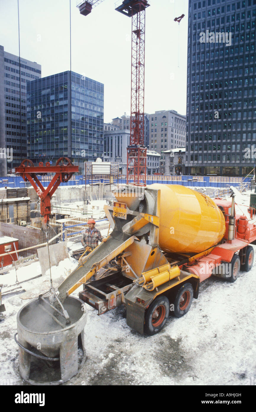 Bediener steuert einen Zement LKW Gießen Zement auf einer Baustelle Stockfoto