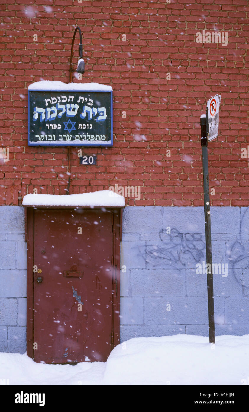 Schnee fällt in der Nähe Synagoge im Herzen der Wintermonate, Montreal, Quebec, Kanada Stockfoto