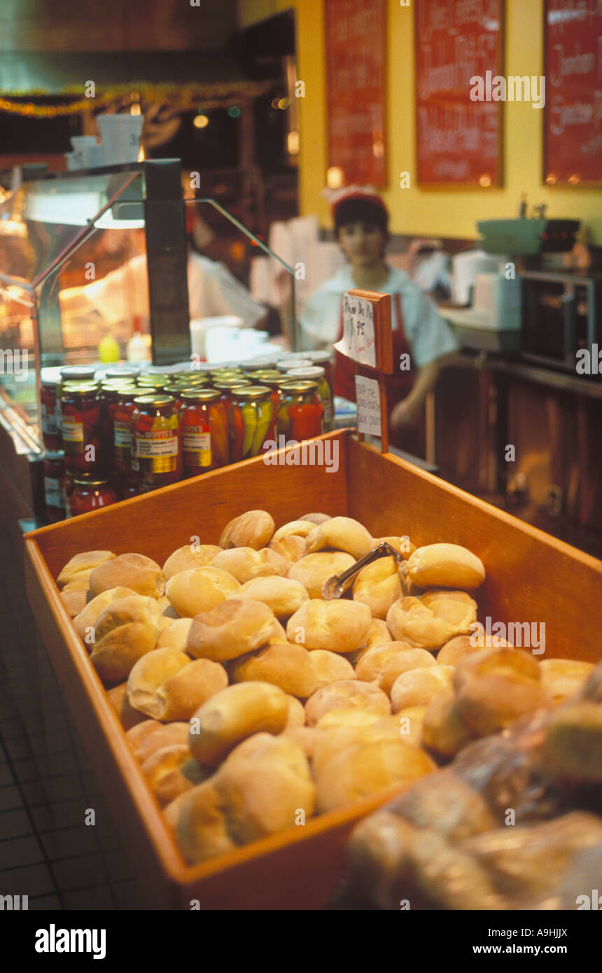 Innere des Restaurant Rotisserie Delikatessen auf St. Laurent Boulevard Montreal Quebec Stockfoto