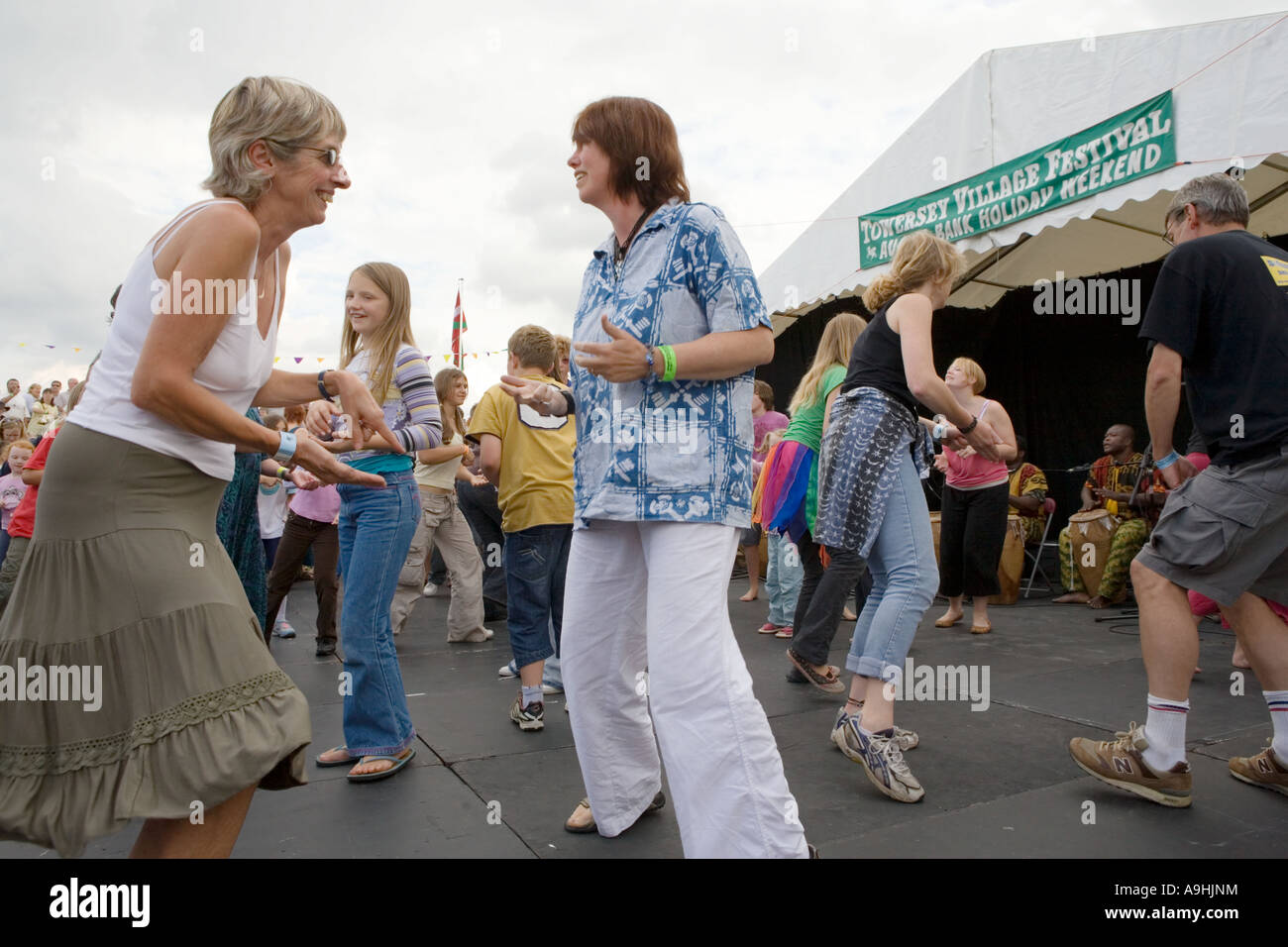 Die Menschen tanzen bei The Towersey Dorffest Stockfoto