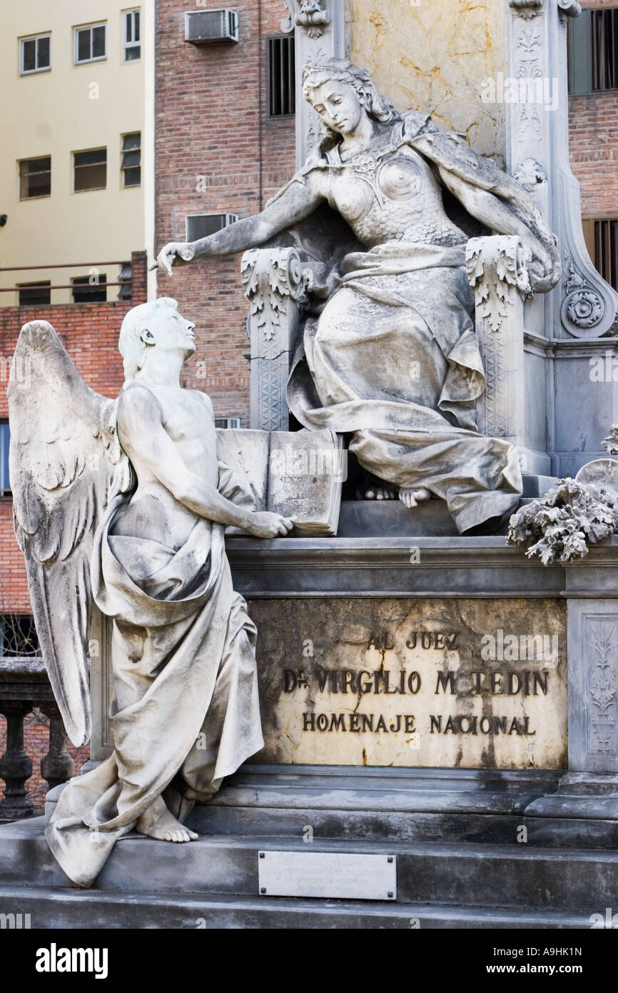 Eine reich verzierte Grab in Recoleta Friedhof (Buenos Aires, Argentinien). Stockfoto