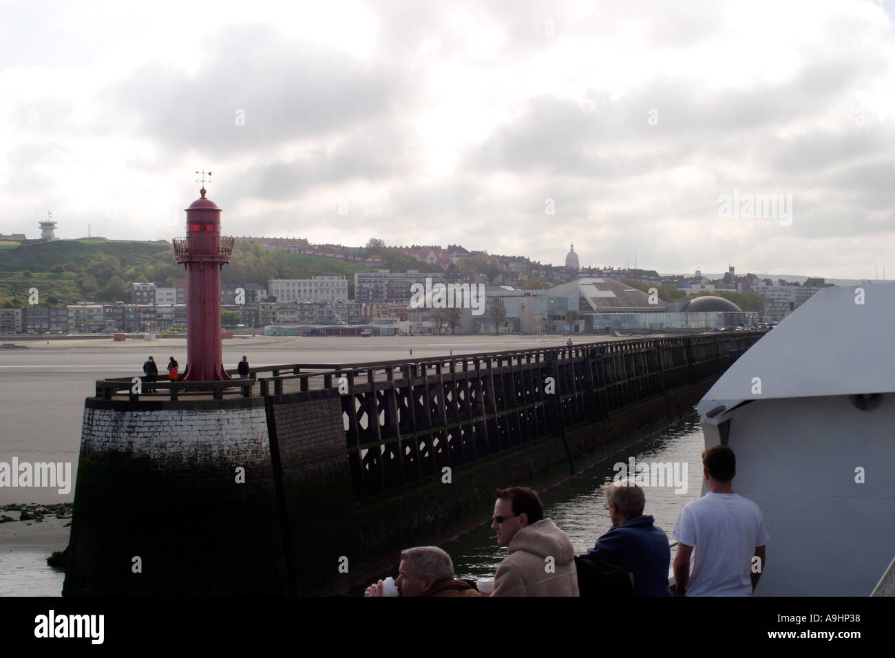 Eingang zum Hafen von Boulogne Boulogne Sur Mer von ferry Eingabe Hafenstadt im Hintergrund Pas De Calais Stockfoto