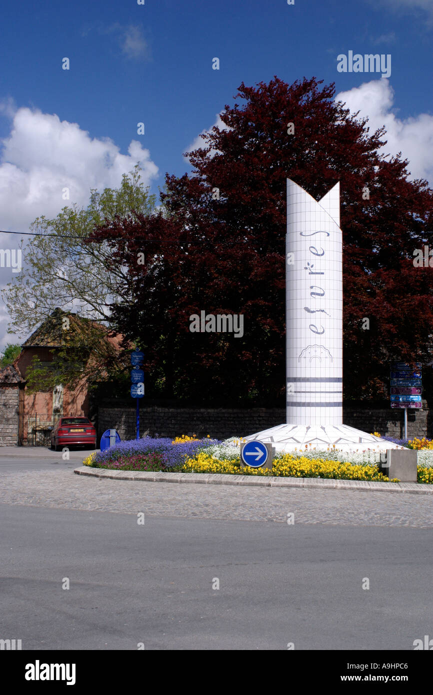 Gekachelte Spalte im Zentrum von Kreisverkehr am Eingang zum Desvres Pas De Calais Stockfoto