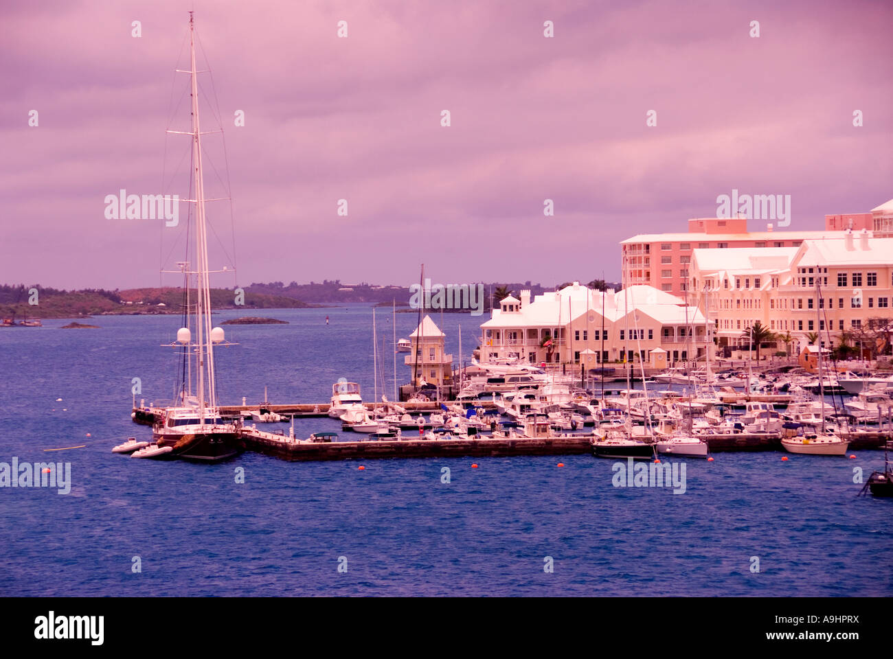Bermuda Hamilton rosa Gebäude Bermuda Architektur Hafen Hafen Marina Boote lila Himmelshintergrund Stockfoto