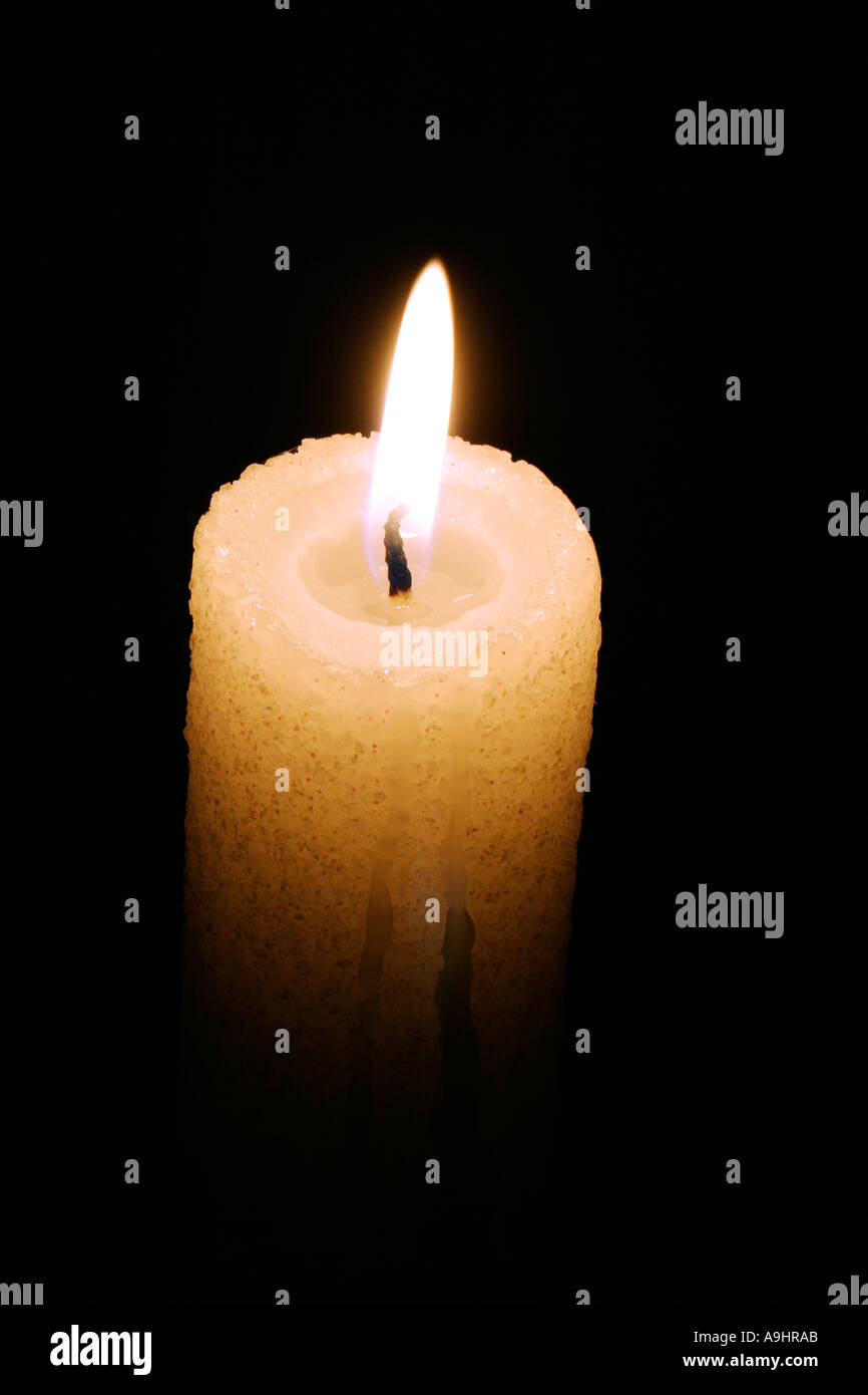 Kerze beleuchtet vor einem dunklen Hintergrund Stockfoto