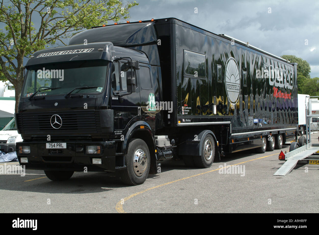 Schwarze Mercedes Westfield Autotransporter am Oulton Park Motor Racing Circuit Cheshire England Vereinigtes Königreich UK Stockfoto
