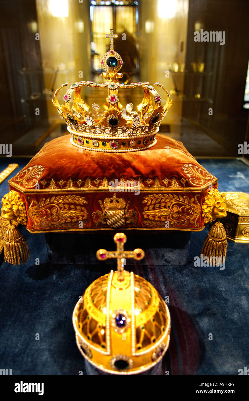 Krone der Könige von Bayern und Reichsapfel, Schatzkammer der Residenz, München, Bayern, Deutschland Stockfoto