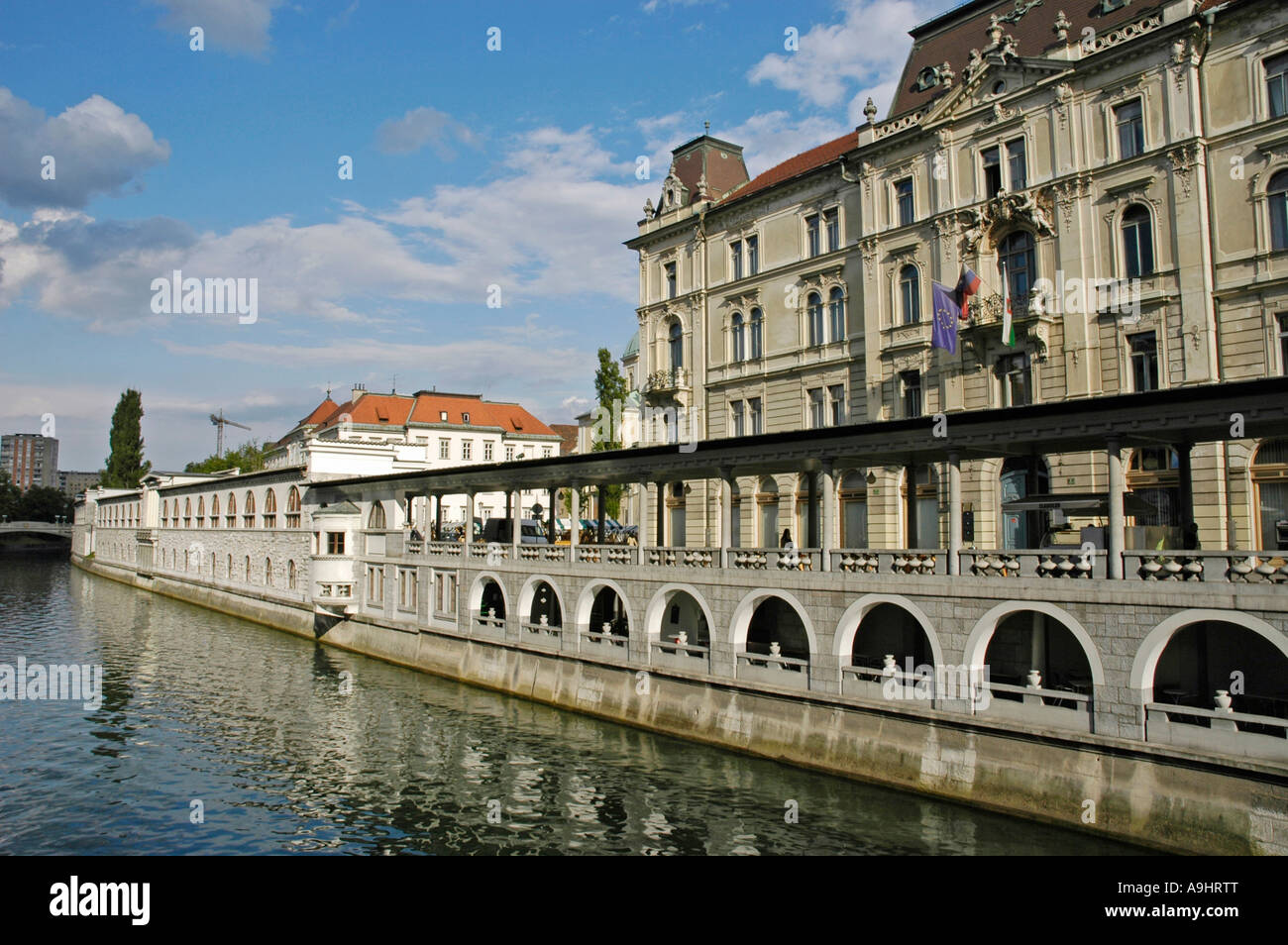 Markt Hallen, Trznica, Arkaden von Joze Plecnik, Fluss Ljubljanica, Ljubljana, Slowenien Stockfoto