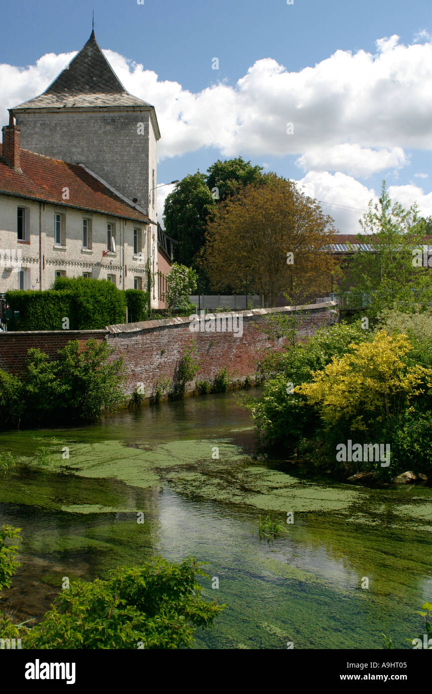 Fluss Canche fließt durch Boubers Sur Canche Pas De Calais Stockfoto