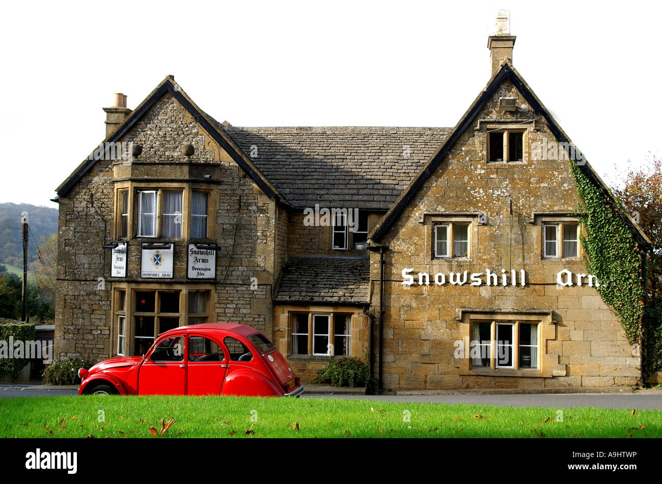 roten Citroen 2CV vor der Kneipe geparkt Stockfoto