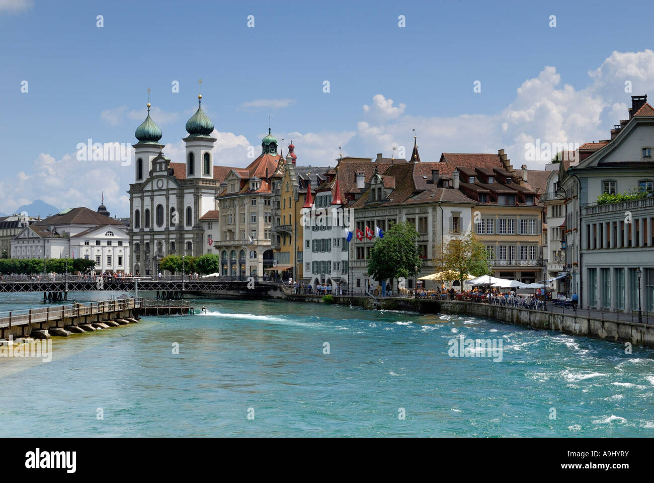 Luzern - der Reuss und eine Kirche im Hintergrund - Schweiz, Europa. Stockfoto