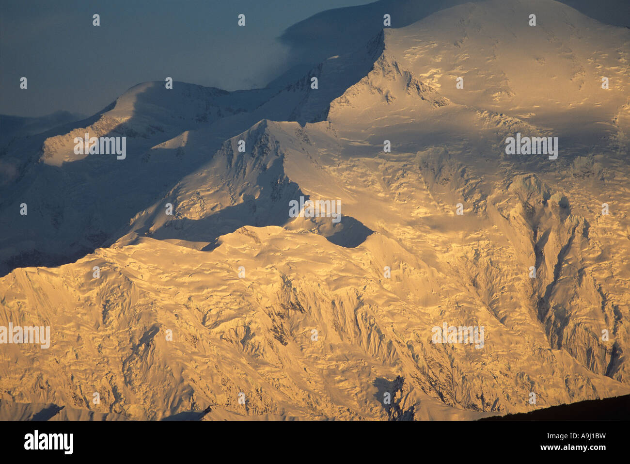 USA Alaska Denali National Park Vollmond steigt hinter Mount Brooks 11940 gesehen von Wonder Lake im Frühsommer Stockfoto