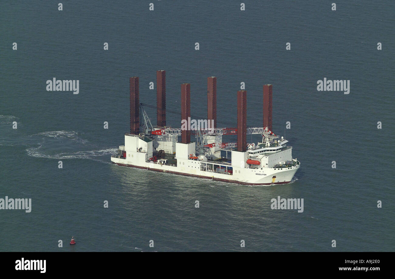 Luftaufnahme des Mayflower Auflösung Wind Turbine Installation Schiffes auf hoher See vor der Küste von Kent im Ärmelkanal Stockfoto