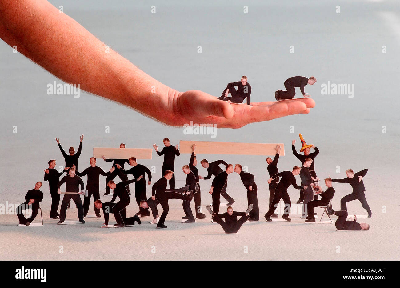 One-man-Show mit 127 Körper Doppel: Graduate Skulptur Studenten Jesse Marshall ordnet einige seiner 127 Modelle von sich selbst. Stockfoto