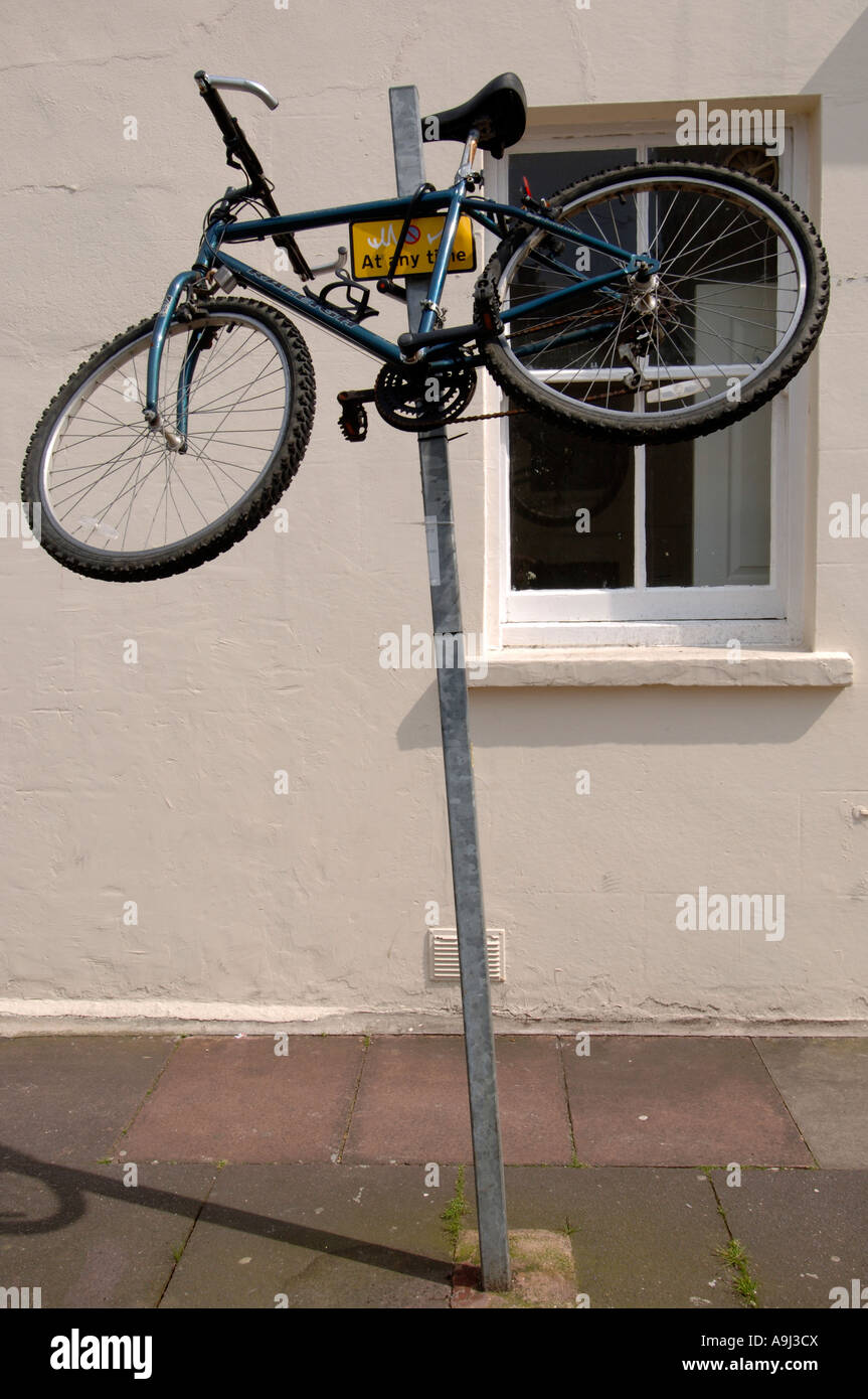 Ein Mountainbike ist auf Parkplatz Einschränkung Masten auf einer Straße der Stadt gesichert. Stockfoto