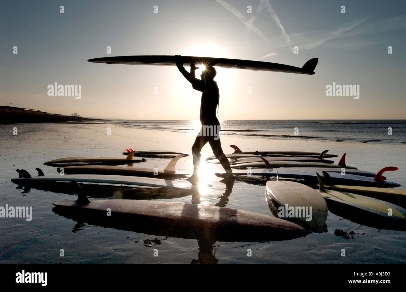 Surfboarder auf Brighton Beach mit Sammlung von Vintage alte boards Stockfoto