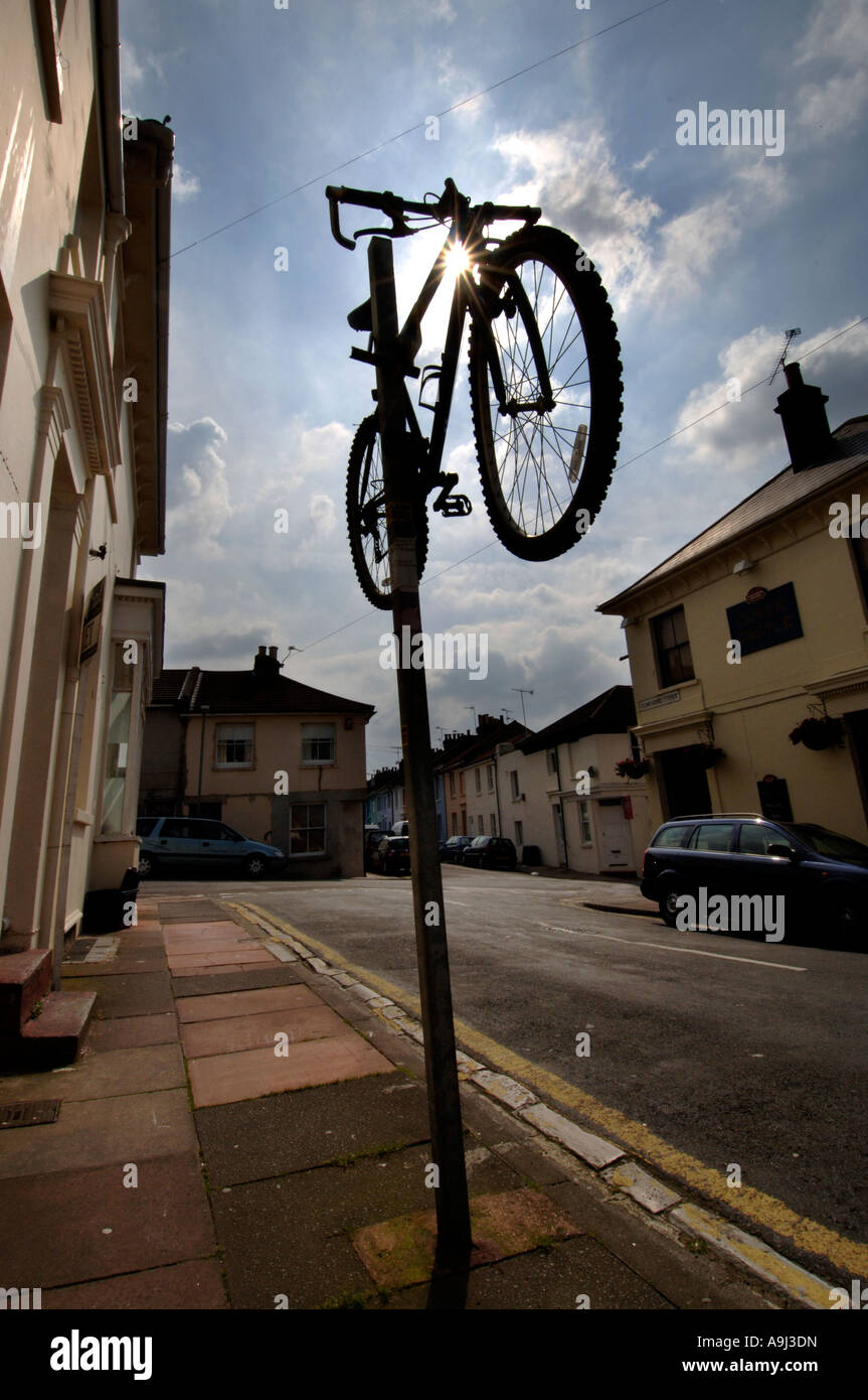 Ein Mountainbike von Raleigh wird auf Parkplatz Einschränkung Masten auf einer Straße der Stadt gesichert. Stockfoto