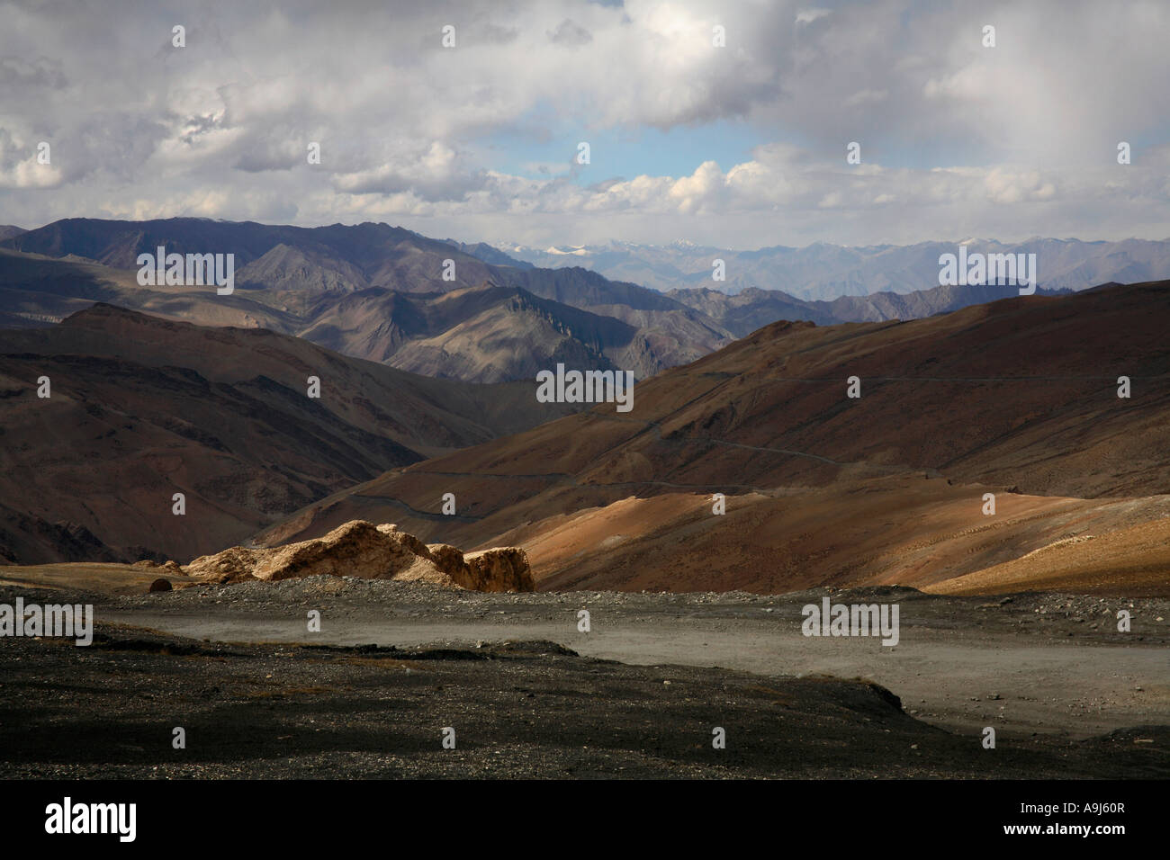 Blick auf Kangri Range von Tanglang-la pass, Himachal Pradesh, Indien Stockfoto