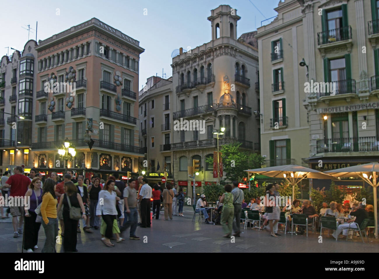 Spanien Barcelona Las Ramblas Abenddämmerung Touristen Stockfoto
