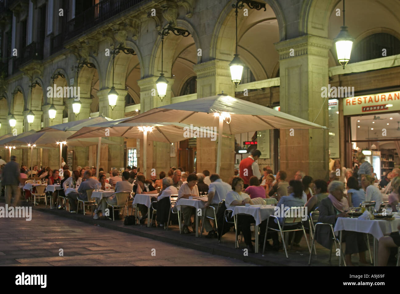 Plaze Real in der Abenddämmerung Restaurant im freien Menschen Nacht Stockfoto