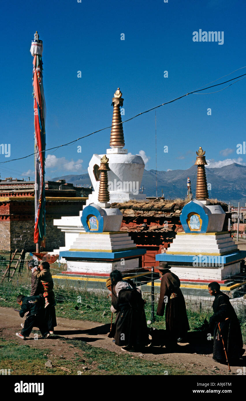 Einheimischen Kreisen Dagobas während ihrer frühen Morgengebet Runde Chöde Gompa Kloster in der Stadt von Lithang. Stockfoto