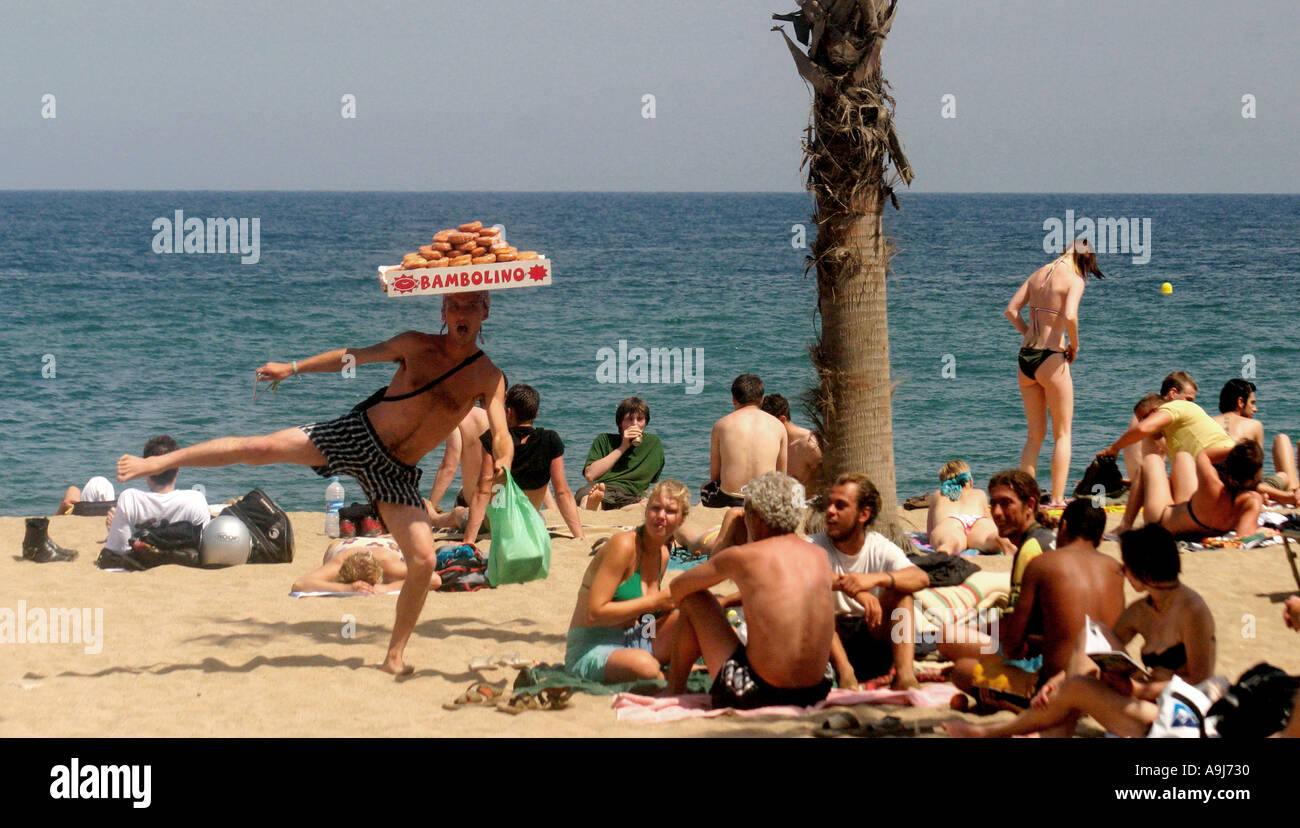 Spanien Barcelona Strand Doghnut Verkäufer Menschen posieren Stockfoto