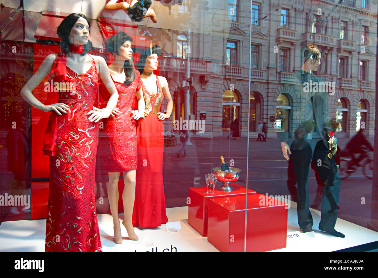Schweiz Zürich Bahnhofstrasse Grieder Mode Shop Fenster rot Abendkleid Stockfoto