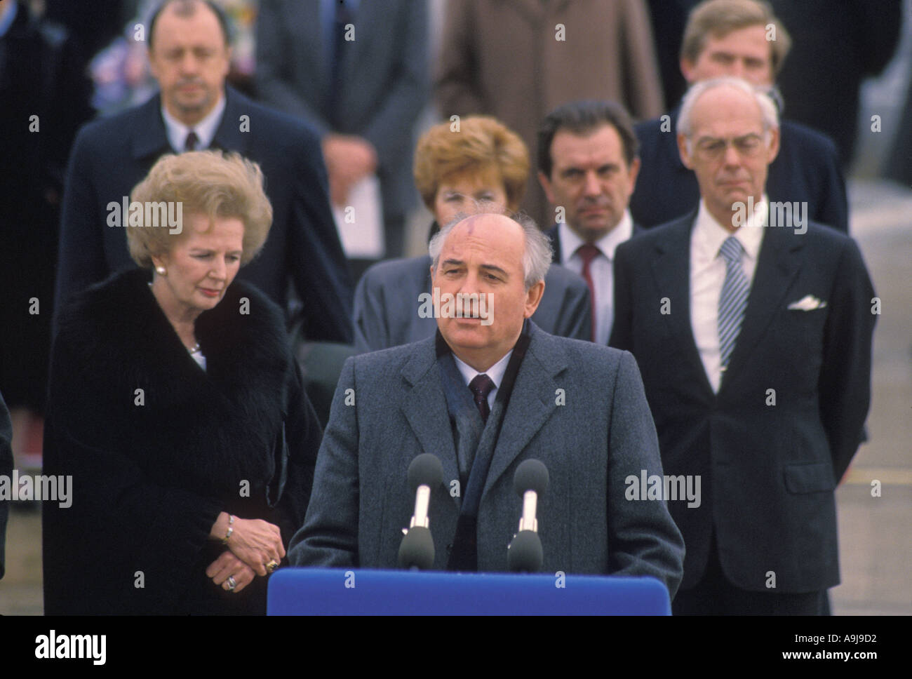 Premierministerin Maggie Thatcher mit russischen Präsidenten Gorbachev bei Pressekonferenz außerhalb 10 Downing St London 1989 Stockfoto