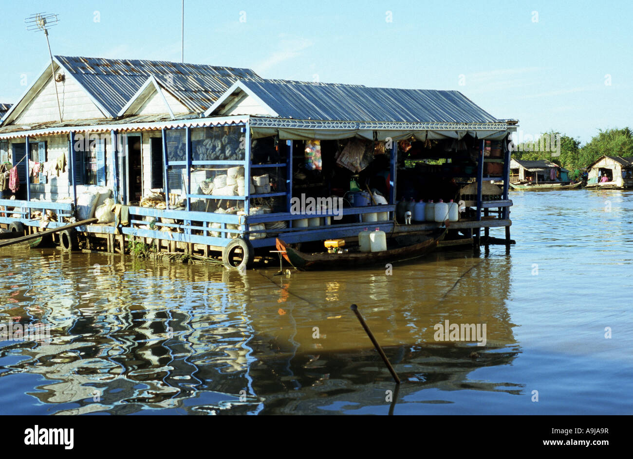 Schwimmende Shop Verkauf allgemeine Bestimmungen, schwimmenden Dorf Chong Kneas, Tonle Sap See, Siem Reap, Kambodscha Stockfoto