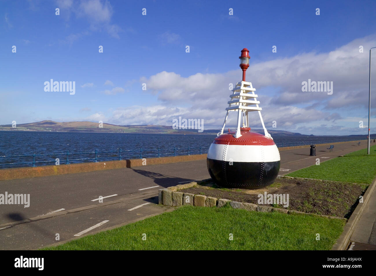 Bouey auf Promenade im schottischen Greenock mit Blick auf die Küste Dumbartonshire, Stockfoto