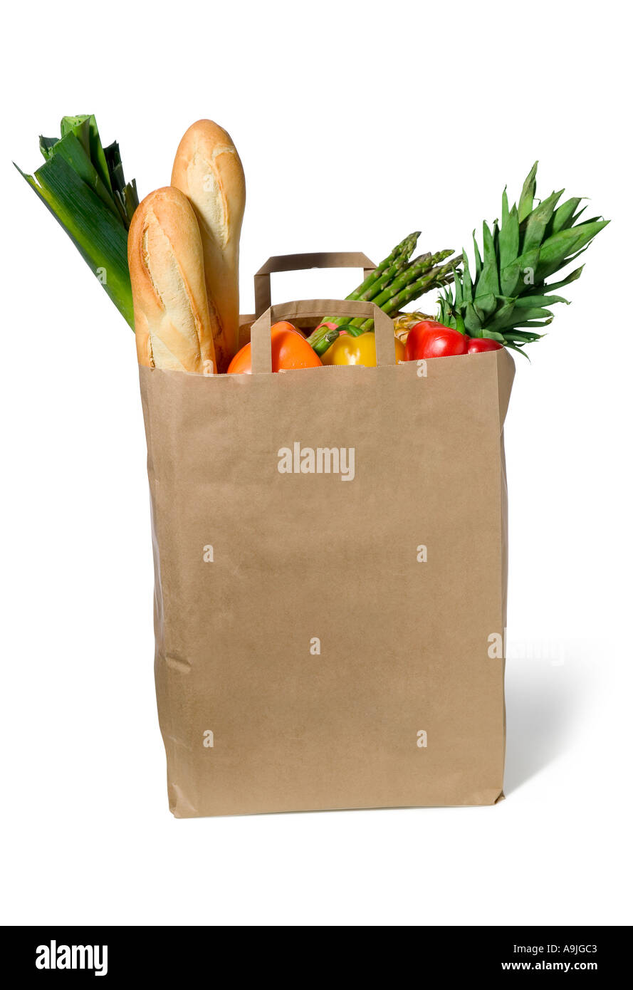 eine Papiertüte Shopping mit Gemüse und Brot Stockfoto