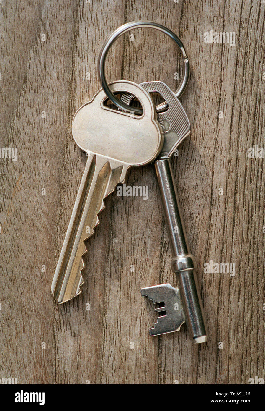 Hausschlüssel Verlegung auf einem Stück Holz Stockfoto