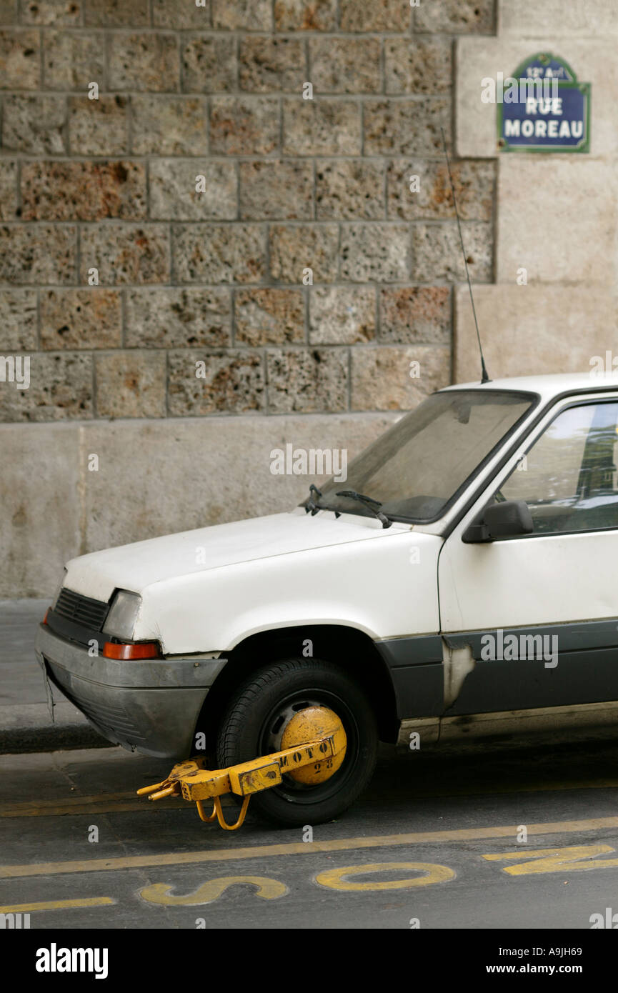 Rad-Klemme auf einem geparkten Auto Stockfoto