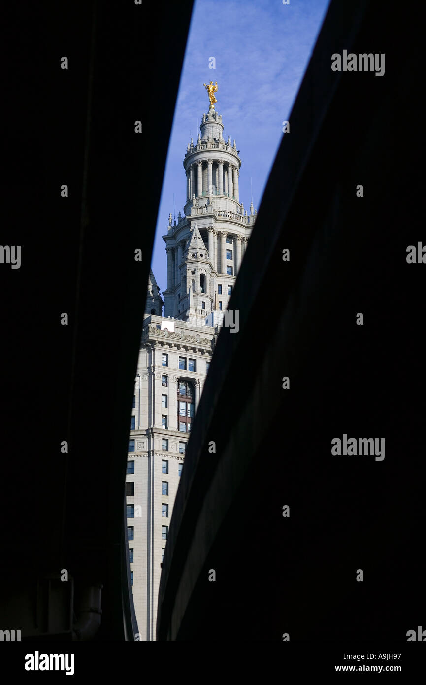Blick auf New York Rathaus unter Brooklyn Bridge Stockfoto