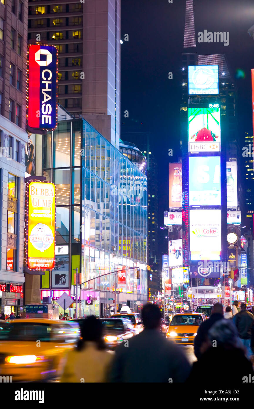 Times Square mit Neon Schilder in New York Stockfoto