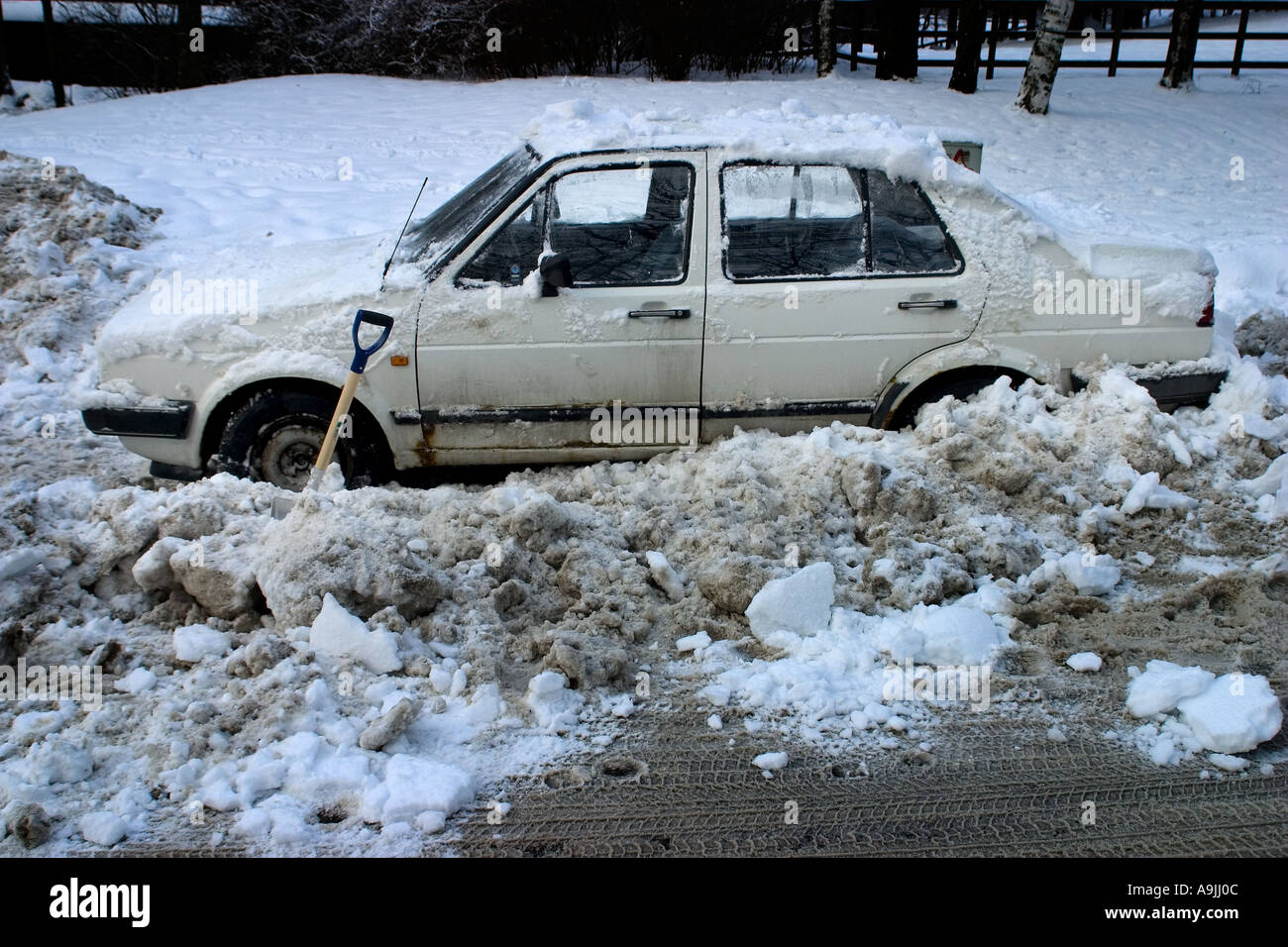 ein Auto eingeschlossen-Schnee Stockfoto