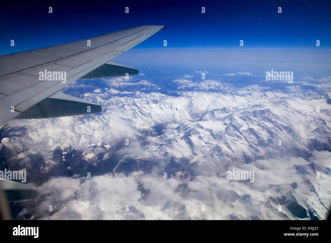 Blick auf Mont Blanc aus einem Passagierflugzeug Stockfoto