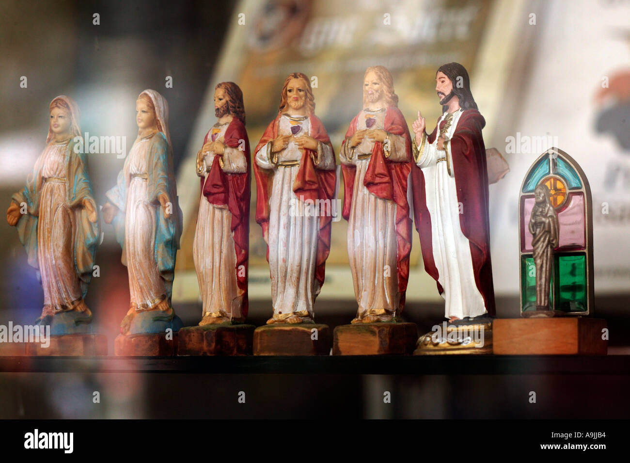 eine Reihe von Jesus und Maria Porzellanfiguren Stockfoto