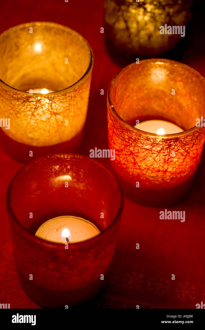 Kerzen in kleinen roten Tassen Stockfoto