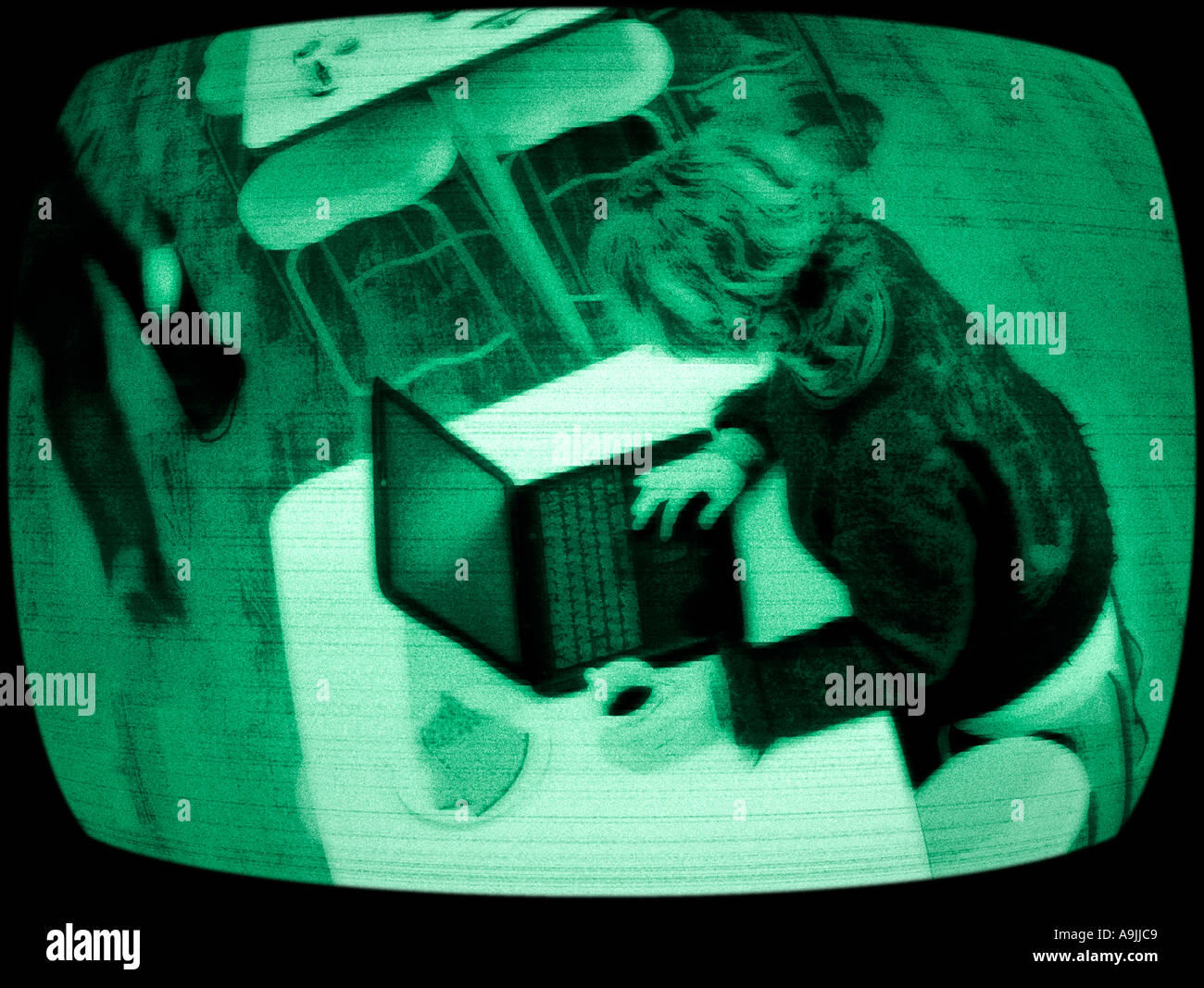 Blick von einer Surveiiance Kamera zeigt eine Frau mit einem laptop Stockfoto