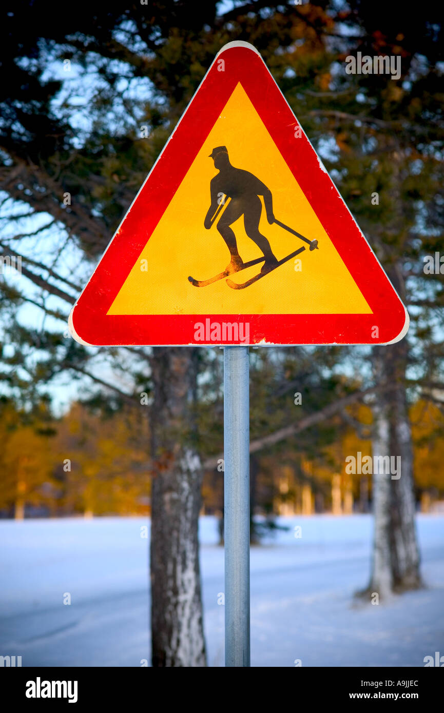 Melden Sie sich mit einem Ski Mann und Bäume hinter Stockfoto