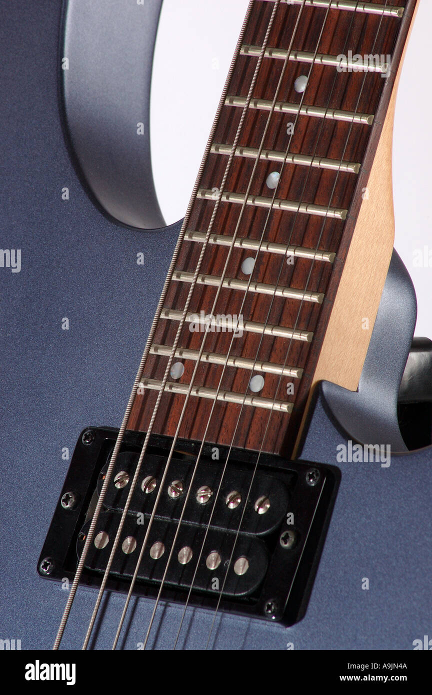 Nahaufnahme von einem Tonabnehmer auf einer Yamaha Drop 6-Gitarre Stockfoto