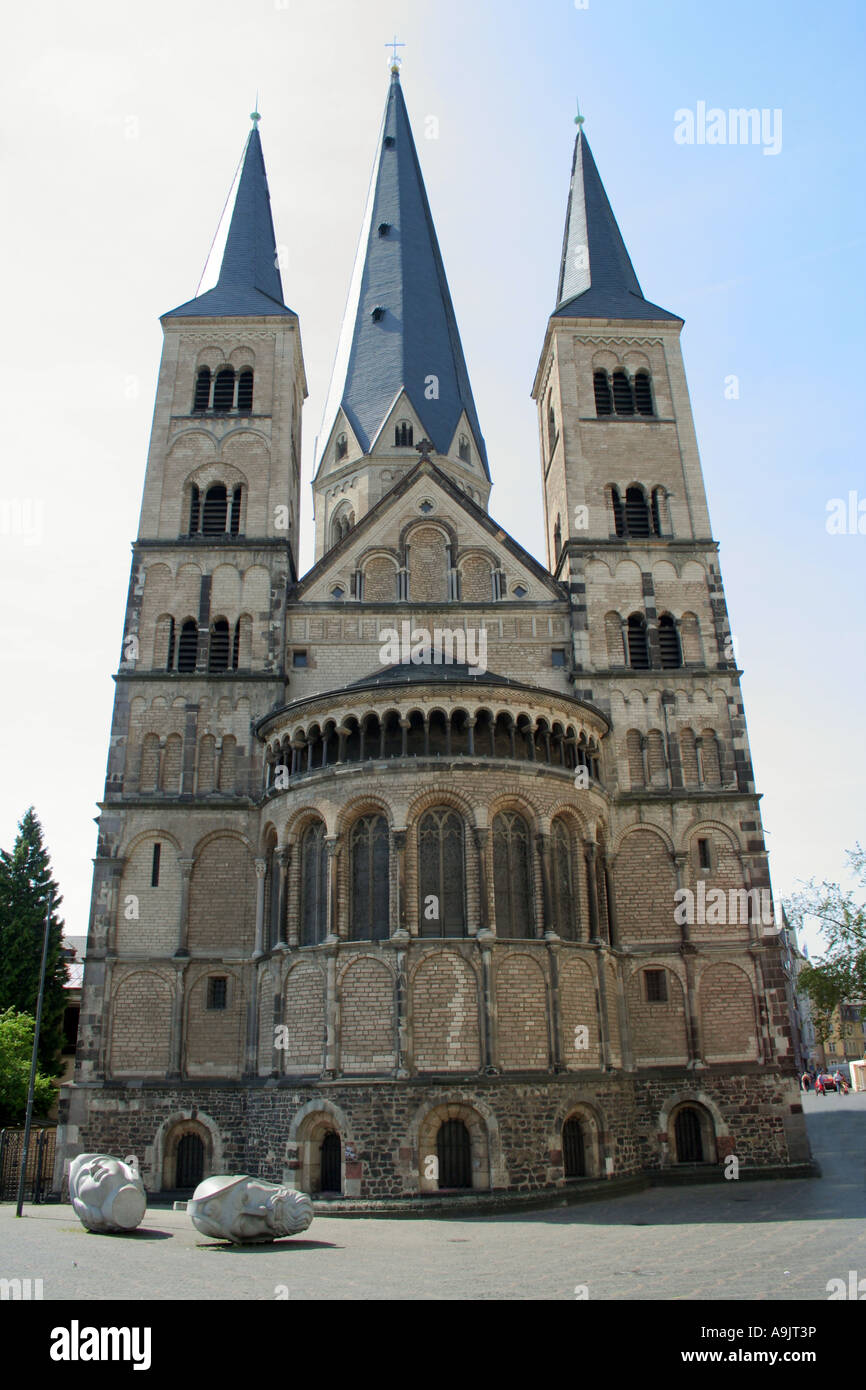Bonn Basilika St. Martin und riesigen Steinskulpturen enthauptet Märtyrer und Patron saints vor Nordrhein-Westfalen Deutschland Stockfoto