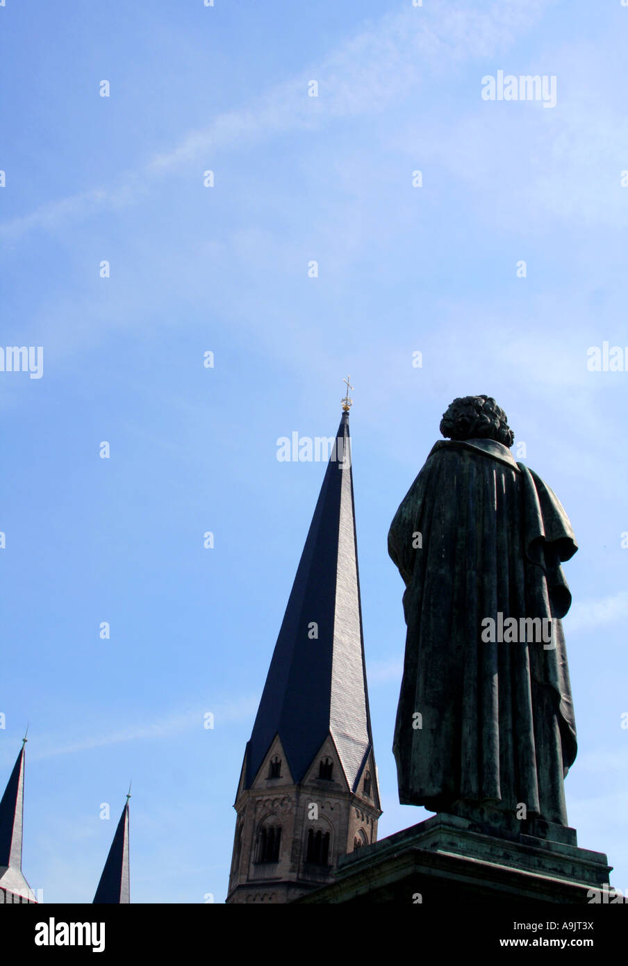 Bonner Beethoven-Statue und Münster gegen blauen Himmel Nord-Rhein-Westfalen-Deutschland-Europa Stockfoto