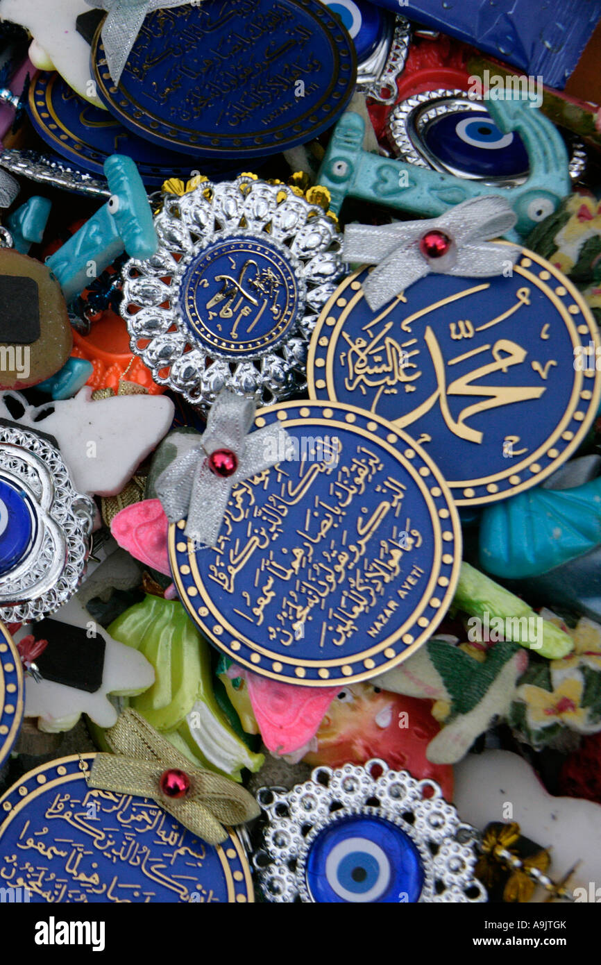 Religiöse Amulette für Verkauf in einem Markt, Istanbul, Türkei Stockfoto